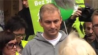 Napieralski lansuje się na rowerze i podchodzi starsza pani...