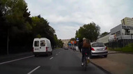 Na rowerze wprost pod koła samochodu