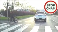 Potrącenie rowerzysty na przejeździe - poszkodowany odjeżdża #929 Wasze Filmy