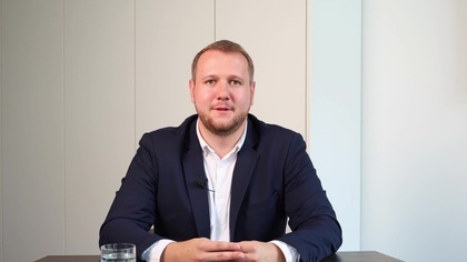 Bank zaproponował Ci mediację przed Sądem Polubownym KNF? Masz mediacje i nie wiesz którego z mediatorów wybrać i czego się spodziewać? Między innymi z takimi obawami mierzą się na co dzień kredytobiorcy przed rozpoczęciem działań przed Sądem Polubownym KNF - czas rozwiać wszelkie wątpliwości! Zapraszamy do obejrzenia odcinka na ten temat!

Spis treści:
00:00 Wprowadzenie
00:35 Mediacje przed Sądem Polubownym KNF - to musisz wiedzieć
1:21 Rola mediatora
1:50 Wybór mediatora, którego wybrać?
2:42 Tajność mediacji
3:07 Jak doprowadzić do mediacji?
3:30 Jak wyglądają mediacje przed Sądem Polubownym?
4:33 Czy próba mediacji ma wpływ na proces sądowy?
4:59 Podsumowanie

WWW: https://www.pledziewicz.pl/
E-mail: biuro@pledziewicz.pl
Telefon: +48 534 556 515

Facebook:
https://www.facebook.com/pledziewicz
Twitter:
https://twitter.com/K_Pledziewicz
LinkedIn:
https://www.linkedin.com/company/pledziewicz-kancelaria
YouTube:
https://www.youtube.com/channel/UCsSAFOe_kF8GxhDr7uhOOoQ
Instagram:
https://www.instagram.com/pledziewiczkancelaria/
TikTok:
https://www.tiktok.com/@pledziewicz_kancelaria?langpl-PL