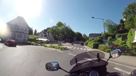 Kierowca celowo potrąca skuter