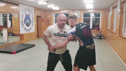 Obalenie nożownika.  Obrona przed nożem.  Kontrola wewnętrzna.