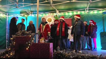 Piosenka Pada śnieg w wykonaniu uczniów Szkoły Muzycznej z Puław zabrzmiała w Janowcu 13. 12. 2025