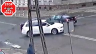 Kolizja trzech aut na skrzyżowaniu.  STOP PIRAT