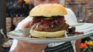 Polskie Smaki ! Burger z Żeberkami w Piwie,Kiszonym Ogórkiem i Buraczkami / Oddaszfartucha