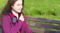 Żul całuje się z małolatą