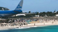 Samolot zdmuchnął ludzi na plaży