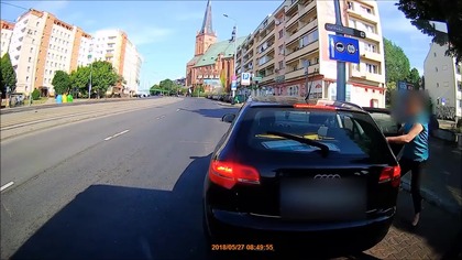 Grażynka wysiada na przystanku