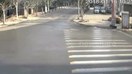 Ogromne szczęście mężczyzny na motorze