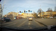 Rowerzystka wymusza pierwszeństwo przejazdu.