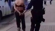 Dlaczego nie powinieneś kopać policjanta