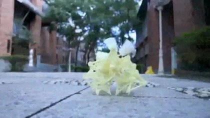 Miniaturowy chodzik napędzany wiatrem