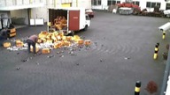 szybki rozładunek dostawczaka z piwem