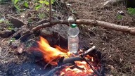Jak zagotować wodę bez naczynia - plastikowa butelka