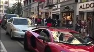 Idiota przebiega przez Lamborghini Aventador SV
