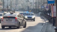 Alarmowo kolumna SOP ulicą Nowy Świat w Warszawie