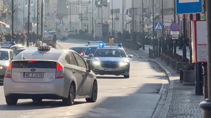 Alarmowo kolumna SOP ulicą Nowy Świat w Warszawie