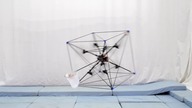 Dron, którym można latać w dowolnej pozycji