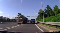 Patrz przed siebie, samochody są wszędzie