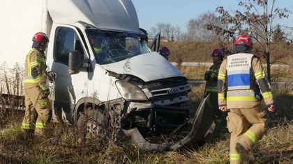 Zderzenie ciężarówki z dostawczakiem.  Jeden z kierowców trafił do szpitala