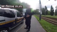 Nie GOŚĆ tylko PAN POLICJANT (czy były podstawy do legitymowania¿) (720p 30fps AV1-48kbit AAC)