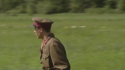 Pierwsze dni wojny. Absolwent szkoły wojskowej, porucznik Aleksander Suworow broni swojego rodzinnego miasta, z którego uciekają przerażeni mieszkańcy... 