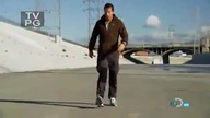 Bear Grylls ucieka przed wściełymi dresami