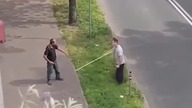 W Chorzowie mieszkańcy obezwładnili nożownika, który ugodził śmiertelnie nożem przypadkowego  mp4 68