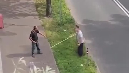 W Chorzowie mieszkańcy obezwładnili nożownika, który ugodził śmiertelnie nożem przypadkowego  mp4 686x432