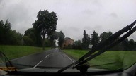 TIR wyprzedza w deszczu i prawie wywraca naczepę