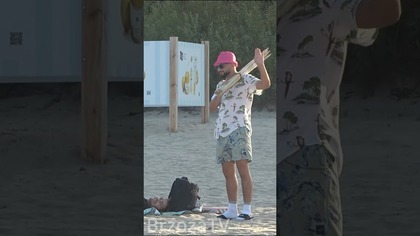 Janusz poucza ludzi na plaży