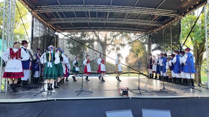 Kaszubski dziecięcy ZPiT Marzëbiónczi, występ na scenie w Janowcu - 7. 08. 2026 r.  #1
