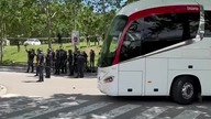 Autokar Realu Madryt obrzucany butelkami i racami