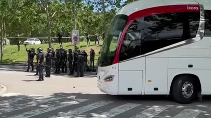 Autokar Realu Madryt obrzucany butelkami i racami