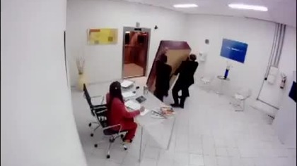 Wkręt z trumną w windzie