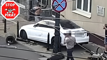 KU PRZESTRODZE!

Zarzuty kierowania pojazdem w stanie nietrzeźwości usłyszał 31-letni kierowca Mercedesa. Mężczyzna najpierw pojechał pod prąd, a później stracił panowanie nad pojazdem, staranował sygnalizator świetlny oraz latarnię uliczną. Na koniec razem z pasażerem próbował uciekać. Dzięki współpracy policjantów z monitoringiem miejskim obaj mężczyźni szybko zostali zatrzymani i trafili do policyjnej celi. Kierujący już stracił prawo jazdy. Grozi mu do 3 lat więzienia, kilkuletni zakaz prowadzenia pojazdów oraz wysoka grzywna.

Do zdarzenia doszło w niedzielę przed godziną 6.00 na al. Piłsudskiego w Lublinie, w rejonie skrzyżowania z ulicą Narutowicza. Według wstępnych ustaleń policjantów, kierujący Mercedesem, jadąc od ulicy Chopina pod prąd wjeżdżając na skrzyżowanie stracił panowanie nad pojazdem. Samochód najpierw ściął sygnalizator świetlny, następnie uderzył w betonowy śmietnik i przydrożną latarnię. Zatrzymał się na metalowych słupkach oddzielających chodnik od jezdni.

Zdarzenie zarejestrował monitoring miejski. Na nagraniu widać było uciekającego kierowcę oraz pasażera. Powiadomieni o zdarzeniu policjanci ruchu drogowego wspólne z patrolowcami z 2. i 3. komisariatu szybko pojawili się na miejscu. Funkcjonariusze bez trudu namierzyli obu mężczyzn i zatrzymali ich kilkaset metrów dalej. Obaj trafili do policyjnej celi.

Źródło: KMP Lublin

POLICJA W AKCJI STOP PIRAT TV  
https://www.youtube.com/watch?vn3-AaKi5g_k
Zapraszamy!

Zapraszam Cię do zasubskrybowania kanału, ocenienia i skomentowania filmu oraz dalszego udostępniania.
Jeśli masz ciekawy film, wyślij go na adres e-mail: stoppirat2020@gmail.com
Większe filmy możecie wysyłać przez Dysk Google lub bez zakładania konta przez https://wetransfer.com
instagram: stop_pirat
facebook: https://www.facebook.com/STOPPIRAT

Kamera samochodowa to nasza druga para oczu, która widzi więcej i przez cały czas. Zdecydowanie poprawia nasze bezpieczeństwo, a także jest najlepszym pełnomocnikiem w sytuacji wątpliwej, której gdyby nikt nie nagrał, nikt by w jej przebieg nie uwierzył.