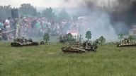 Odtworzenie bitwy z kresu II wojny światowej za pomocą zdalnie sterowanych modeli