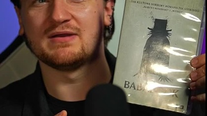 Dłuższa recenzja horroru Babadook z 2014:

 Tu możesz pomóc mi w kupowaniu horrorów i ich recenzowaniu  https://patronite.pl/MrocznyKrytyk
 Tu możesz posłuchać podcastów  https://www.youtube.com/playlist?listPLSdNHIY_7dZzb1RYvgobaLC4kiEMXNrAR
 Tu możesz wesprzeć kanał i oglądać bonusowe odcinki  https://www.youtube.com/channel/UC6qZsi_0wDQ5INS3tN9Tosw/join 

#horror #recenzja #filmygrozy
