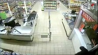 Staranowali samochodem drzwi sklepu i okradli kantor