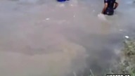 Thai'landzka policja wyciąga dziewczynkę z wody i ratuje na wszelkie sposoby 