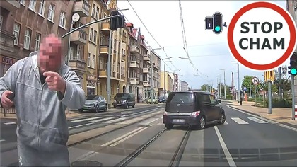 Kierowca wybiegł zirytował się zatrąbieniem po tym jak na parkingu gdy wycofywałam zaczął mnie wyzywać przez szybę samochodu i pchać mi się na bok auta nie dając mi możliwości nawet ustąpienia mu drogi  (zajęło mi to chwilkę). Było bardzo ciasno bałam się, że zarysuje auto które jest nowe.
p.s. Gdy stanęłam na parkingu obok sklepu ten zauważył że skręcam i zawrócił po czym przybiegł i zaczął mnie wyzywać oraz uderzać w szybę i szarpać za klamkę. Całe szczęście że nie zdążyłam jeszcze wyjść z auta bo widać że typek mocno ma na bani. 
9.05.2025 Grudziądz