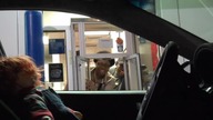 Przerażająca lalka w Drive Thru