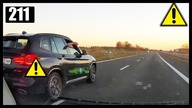 Agresywny pasażer w BMW rzuca butelką