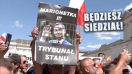 Tłum przed Pałacem Prezydenckim skanduje Będziesz siedział! i Trybunał Stanu!