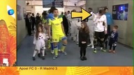 Iker Casillas wyciera kozę z nosa o dziecko