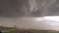 Potężne tornado uchwycona z bardzo bliskiej odległości