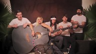 5 osób i     wielka gitara