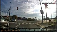 Pod prąd na rondzie santockim.  I to dwóch kierowców naraz!