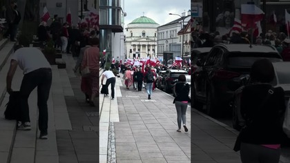 TŁUM MASZERUJĄCY NA ZAPRZYSIĘŻENIE KAROLA NAWROCKIEGO