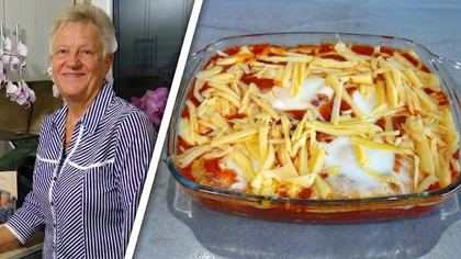 Lepsze niż SZAKSZUKA! Pyszne jajka zapiekane w sosie pomidorowym z serem